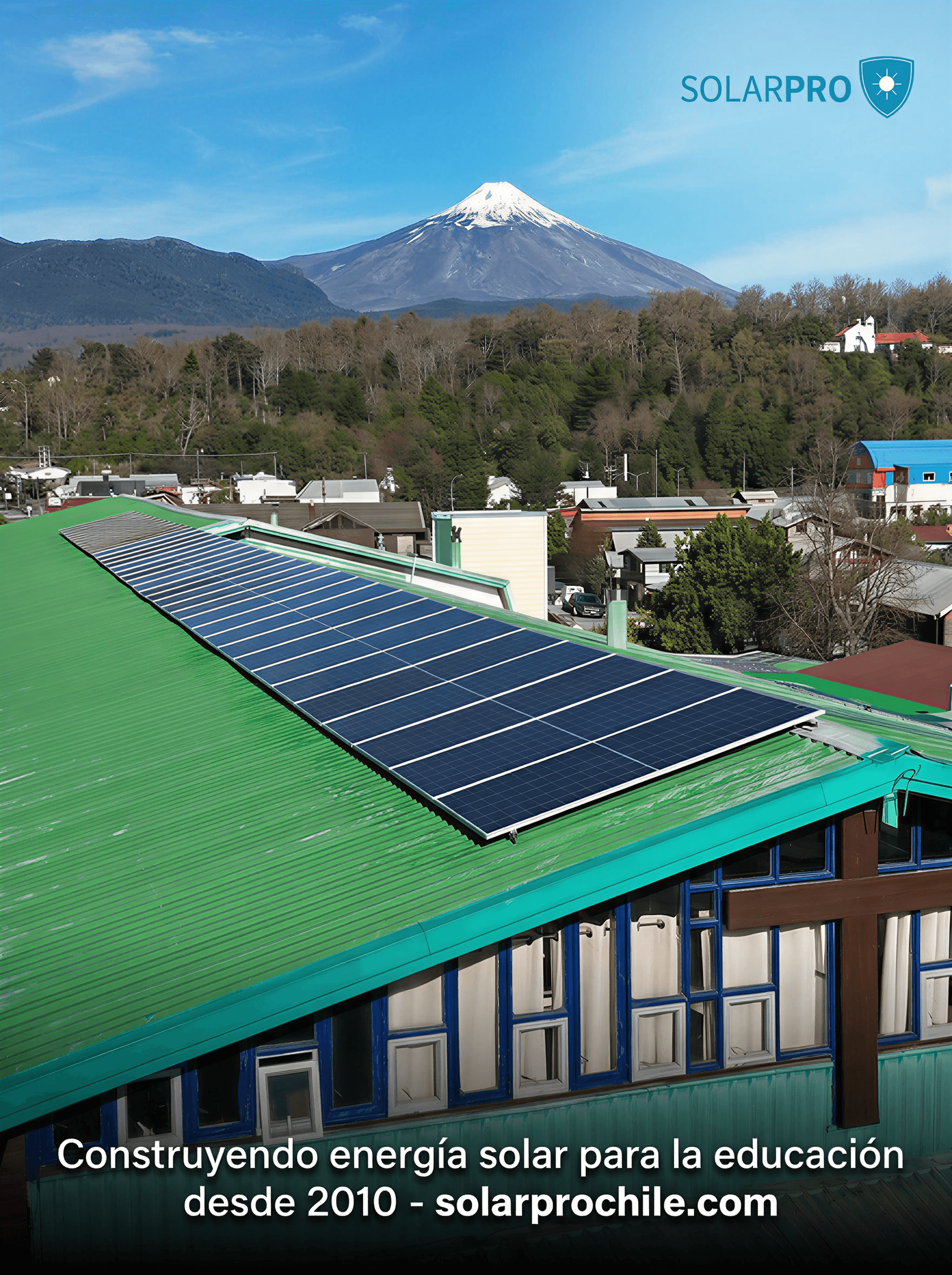Paneles solares sobre techumbre de colegio en Villarrica, La Araucanía, con el volcán de fondo