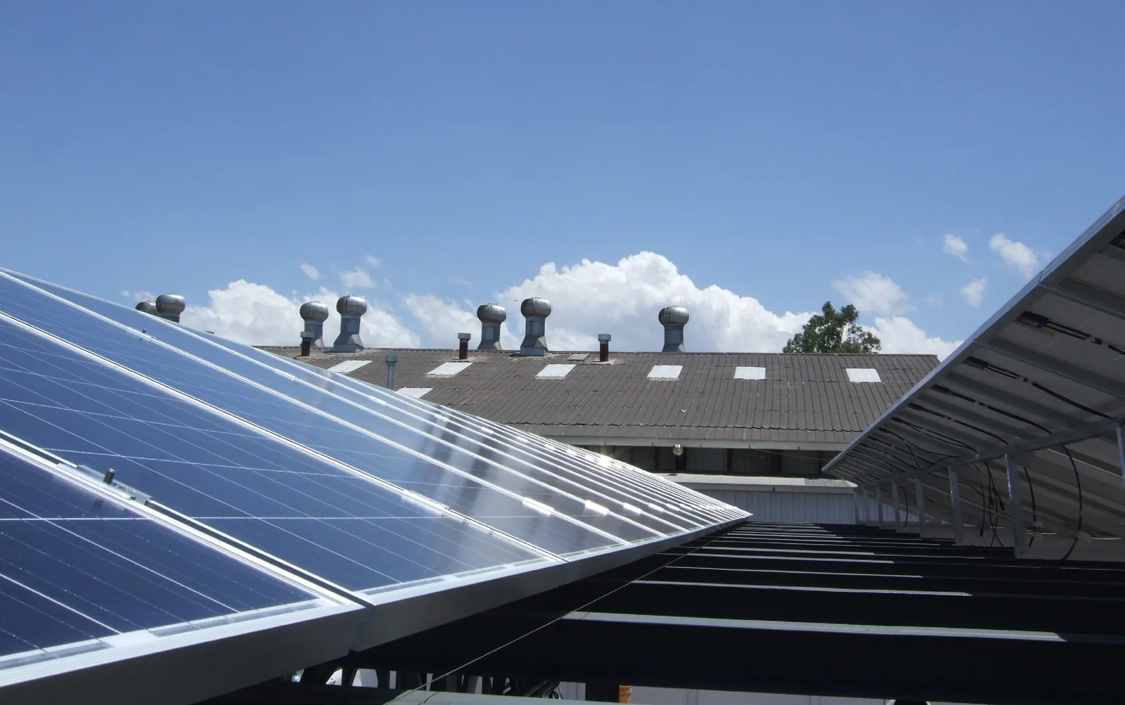 Montaje de la planta fotovoltaica sobre los estacionamientos de Abengoa Chile, en Quilicura (2015)