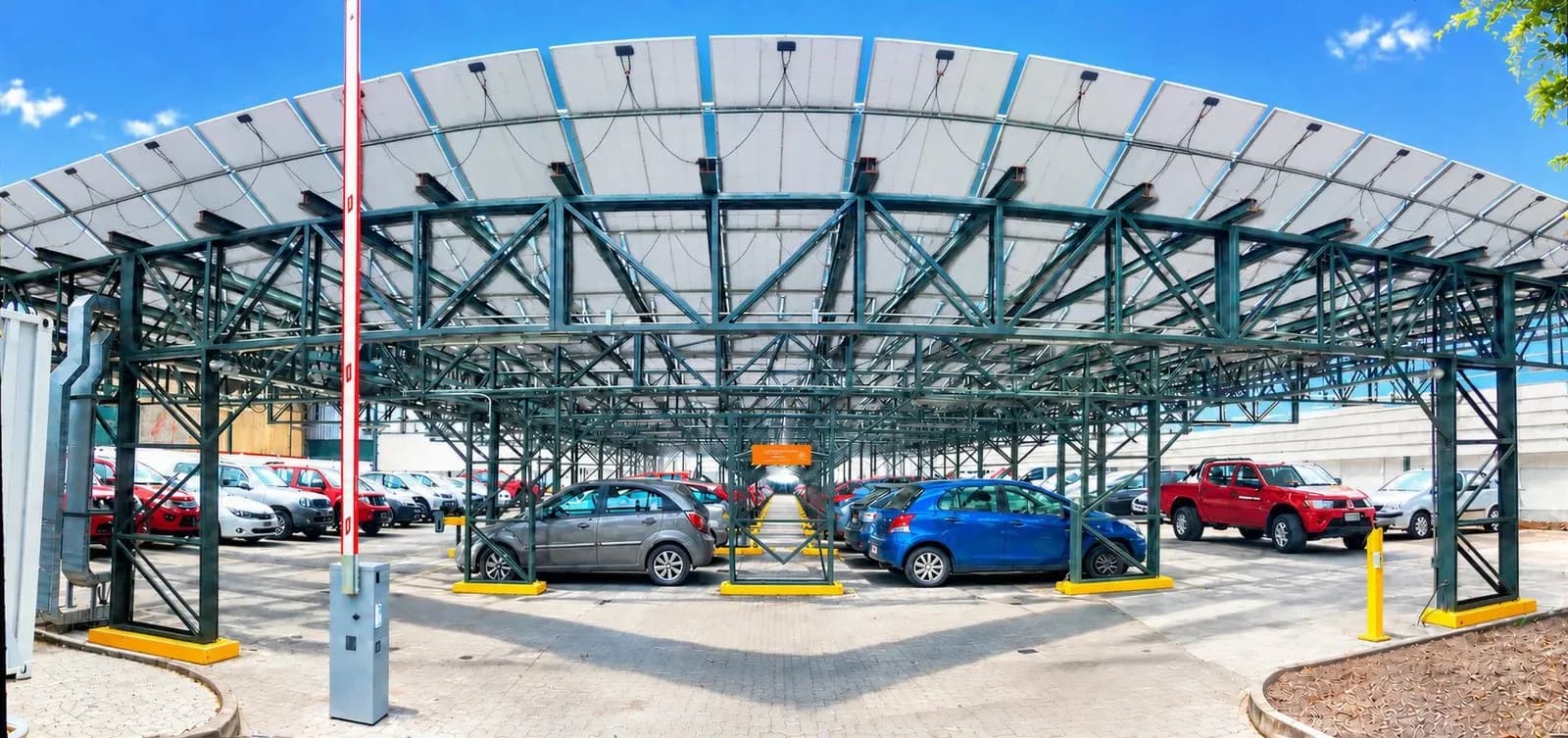 Carport solar de 150 kW sobre los estacionamientos de la sede de Abengoa Chile en Quilicura, visto desde la entrada