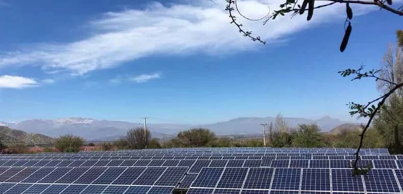 Planta solar de 231 kWp en suelo de la Hacienda La Higuera, en Santa María, con la cordillera de los Andes de fondo