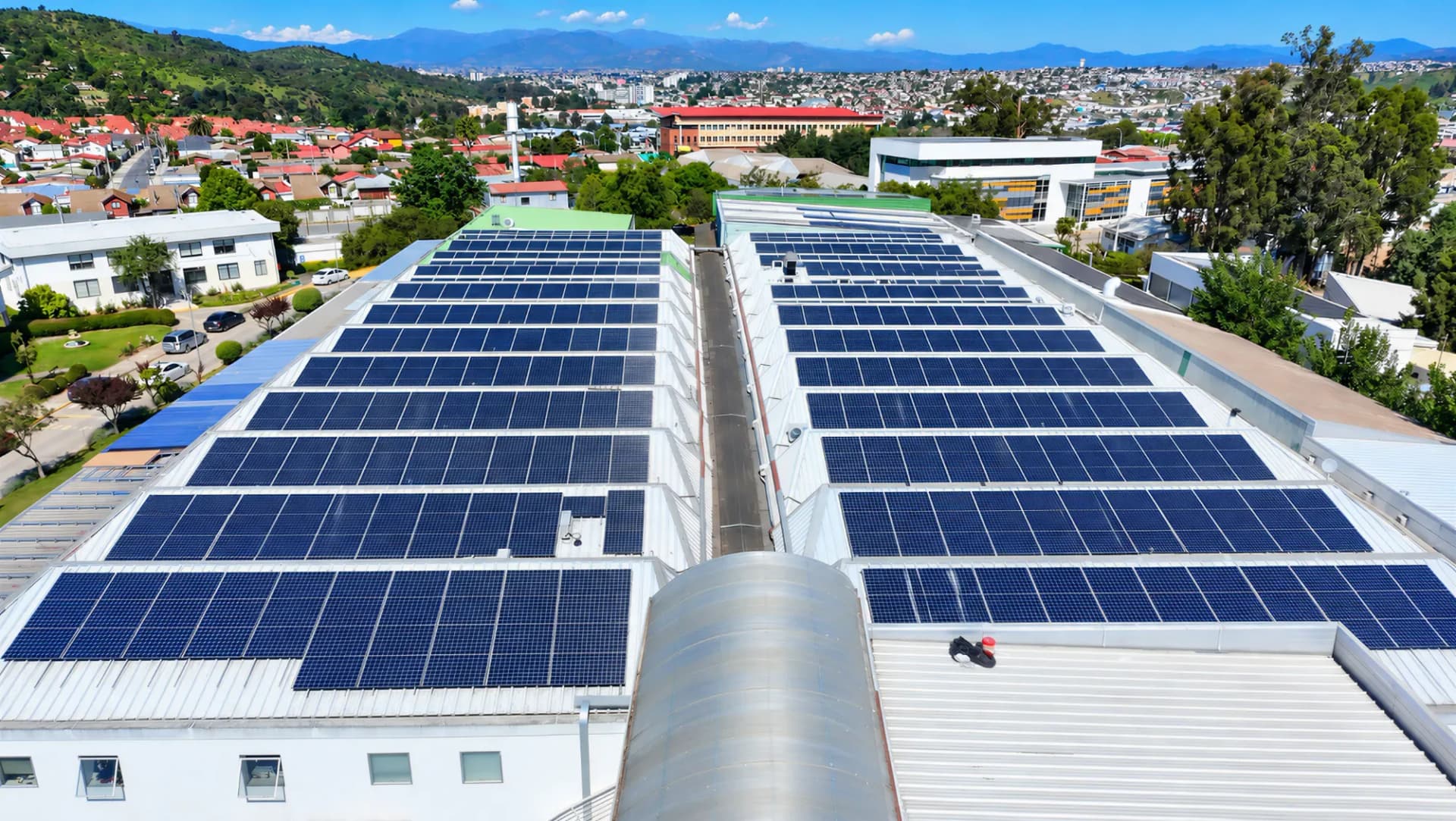 Vista aérea de los paneles solares sobre los techos de la sede Viña del Mar de la Universidad Técnica Federico Santa María