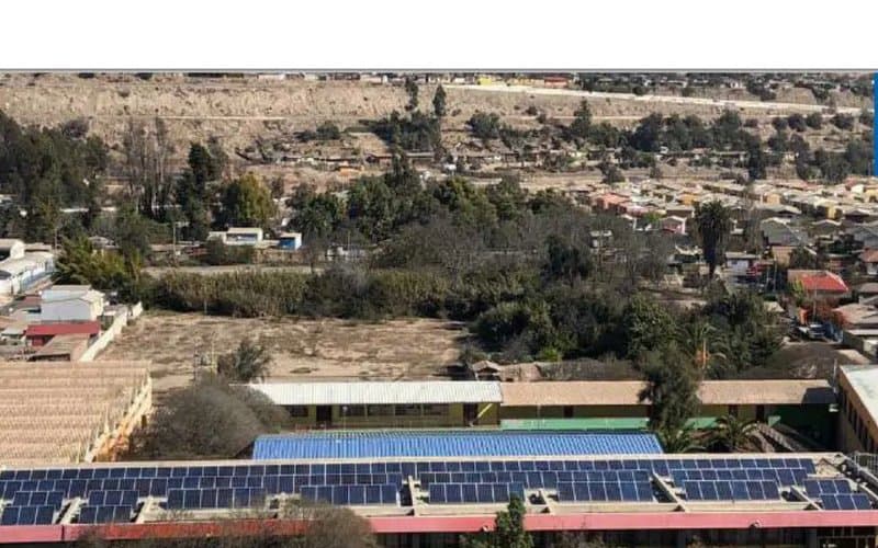 Paneles solares sobre un edificio público en Vallenar, Atacama