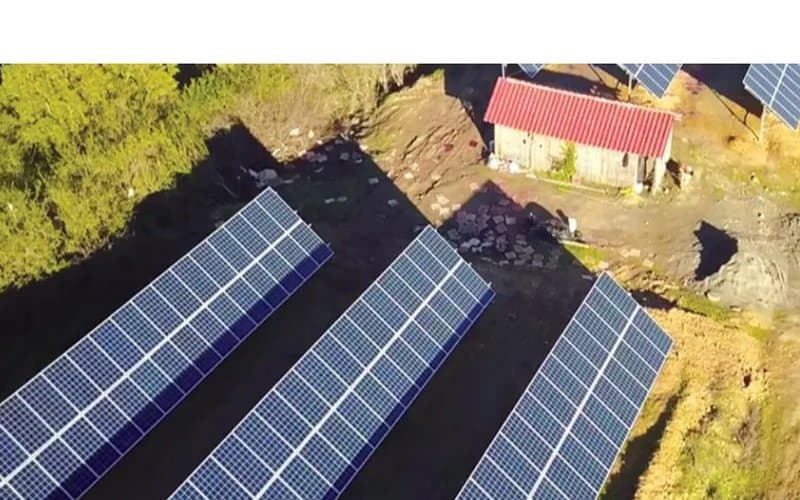 Vista aérea de la planta solar en suelo de Viña Santa Cruz, en Lolol