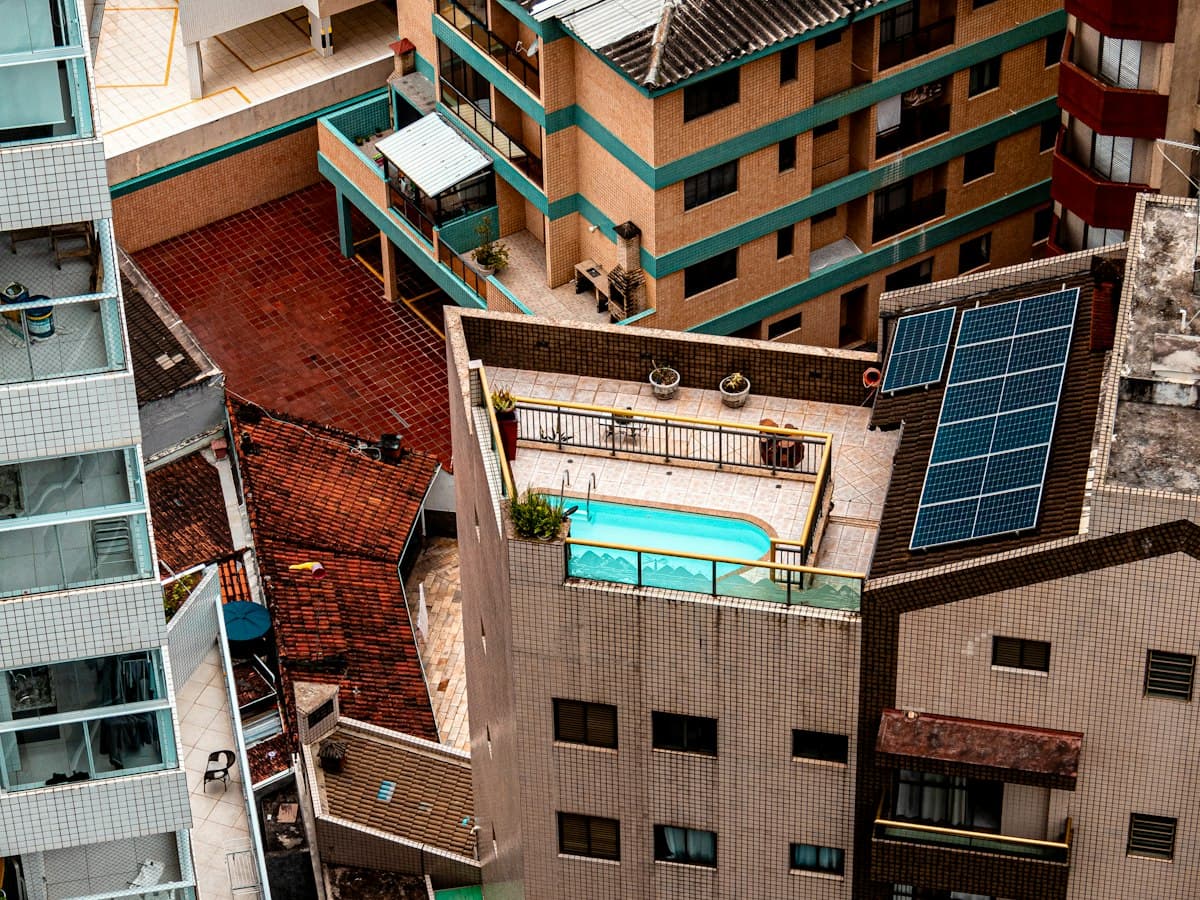 Edificio residencial con paneles solares en la azotea