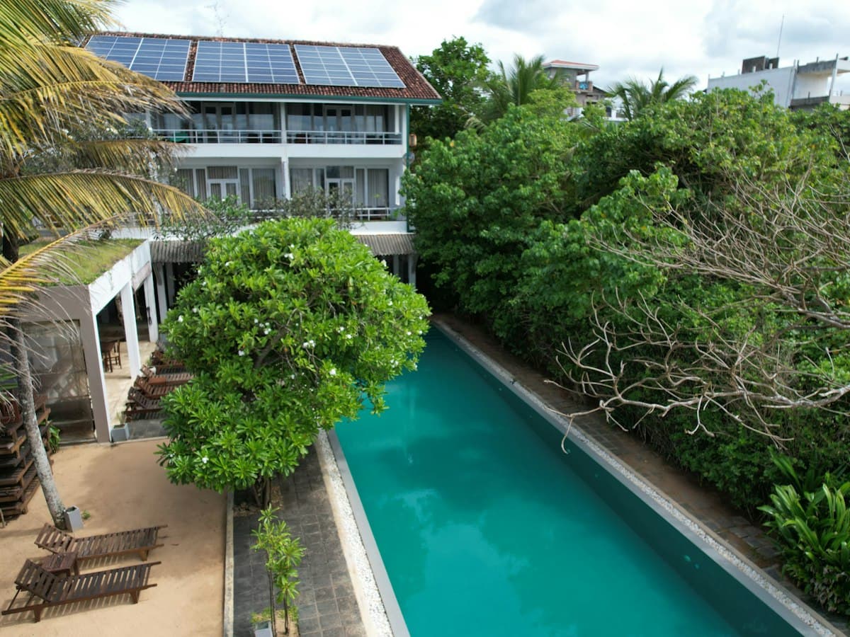 Hotel con piscina y paneles solares en el techo