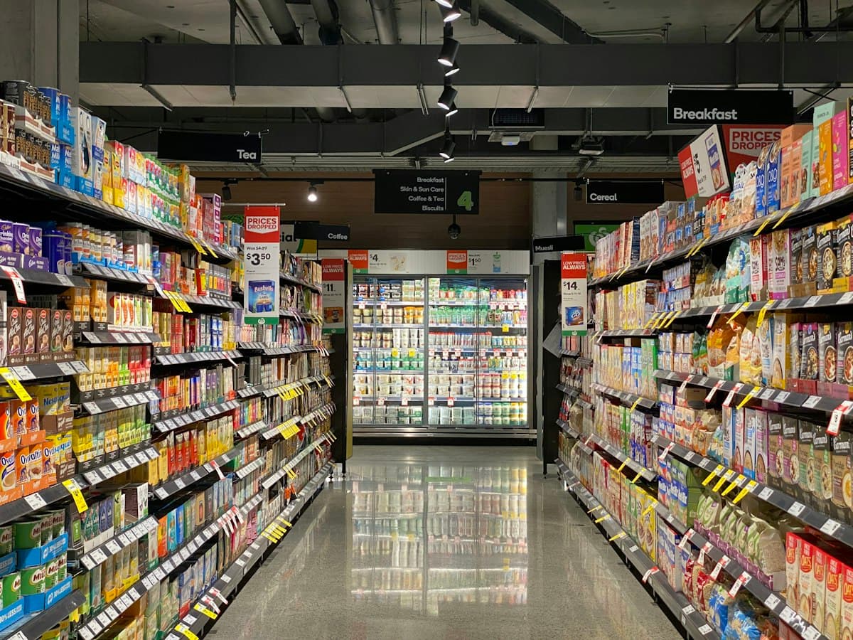 Pasillo de un supermercado con vitrinas refrigeradas